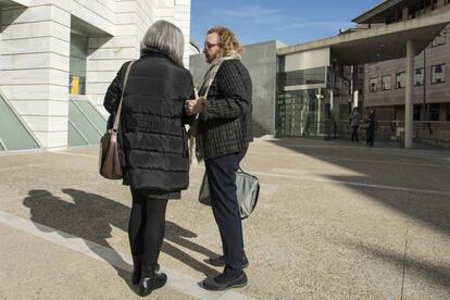 Rosa C.T., d'esquena, afectada per electrosensibilitat, parla amb la doctora Carmen Valls, davant del tribunal de Lleida, on ha atestat com a perit al seu favor en el judici celebrat aquest dijous.