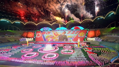Fotografía distribuida 23 de julio de 2013, por la Agencia Central de Noticias de Corea del Norte, que muestra la ceremonia de inauguración del famoso festival de masas norcoreano "Arirang", la mayor representación gimnástica del mundo.