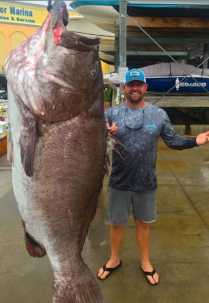 Jason Boyll, junto al mero pescado en Florida, imagen que ha publicado en Instagram.