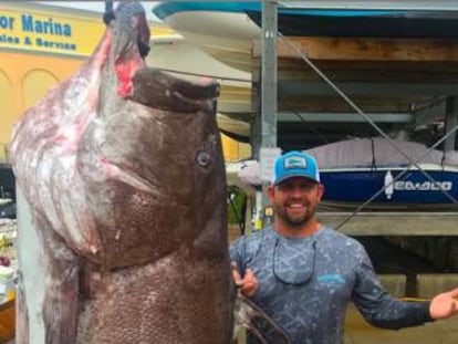 Jason Boyll, junto al mero pescado en Florida, imagen que ha publicado en Instagram.