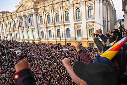 El presidente boliviano Luis Arce se dirige a la multitud tras el intento de golpe de estado en La Paz, este 26 de junio.