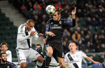 Gareth Bale del Real Madrid golpea el balón de cabeza.