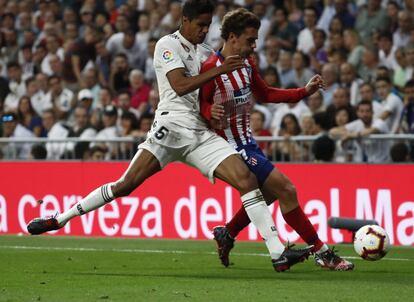 Varane y Griezmann pelean por el balón.