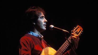 Joan Manuel Serrat da un concierto en España, en marzo de 1983.