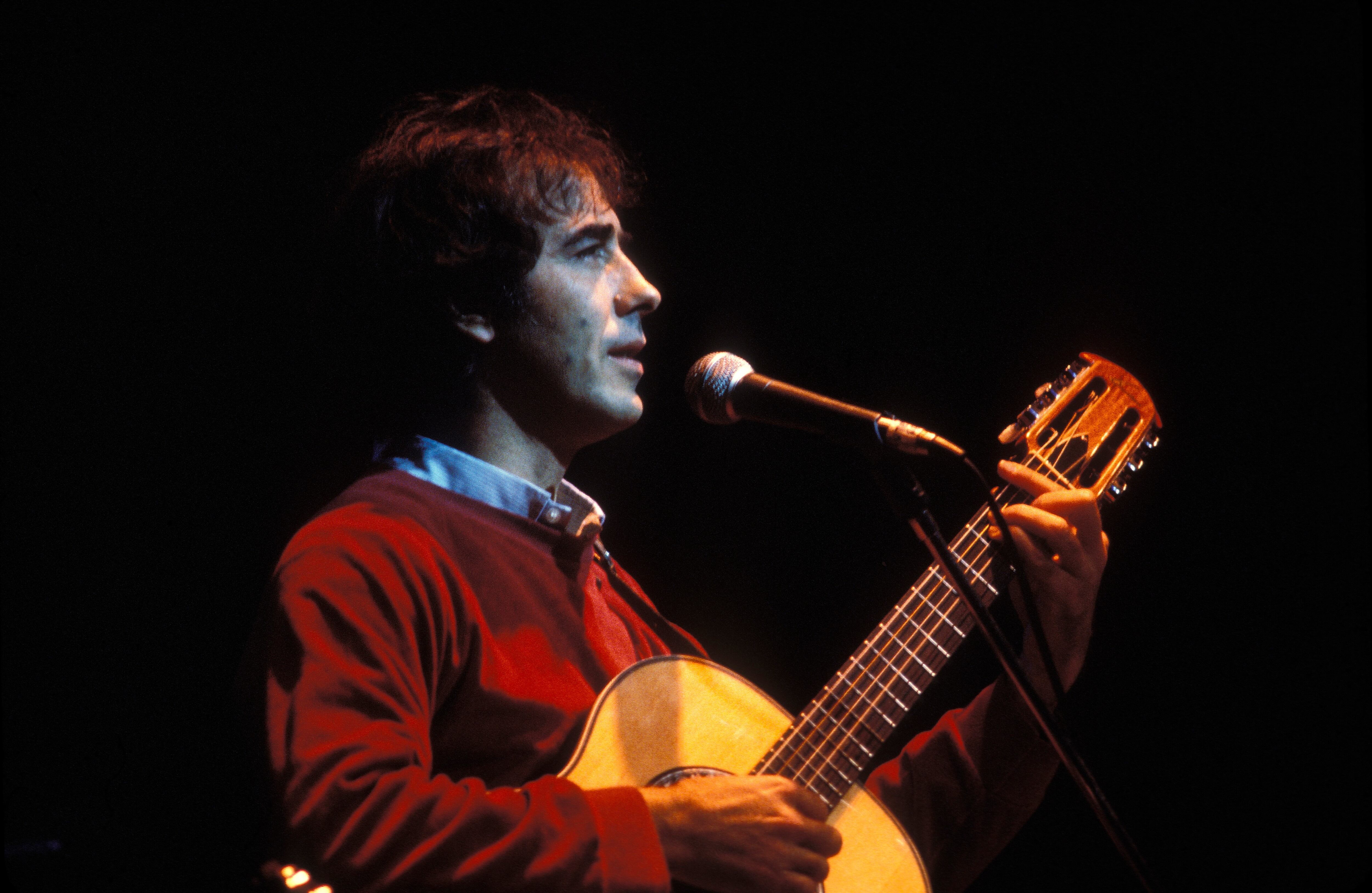 Serrat, en un concierto en 1983. 