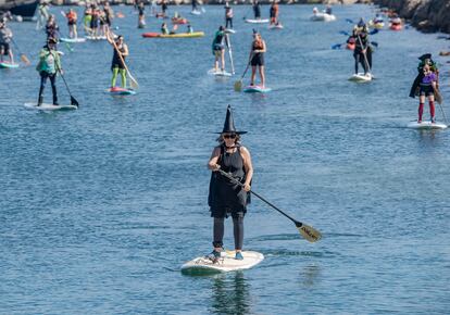 Brujas y magos participan en un paddle surf de Halloween en  Santa Bárbara, California (EE UU). 