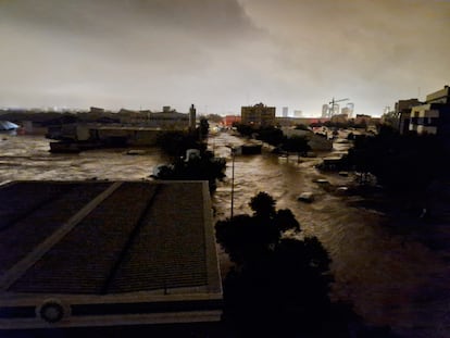 Imagen de Paiporta desde la azotea del hotel en torno a las 8 de la tarde, cedida por Axel Zaragoza.