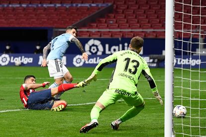 Luis Suárez marca su primer gol ante el Celta este lunes en el Wanda.