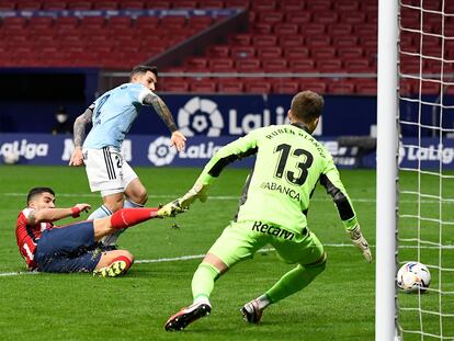 Luis Suárez marca su primer gol ante el Celta este lunes en el Wanda.