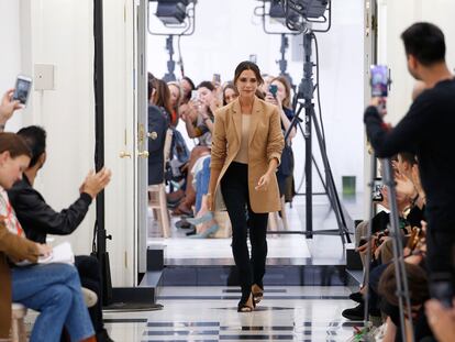 El pantalón con aberturas: la sorprendente tendencia de 2019