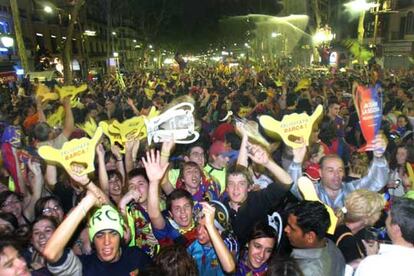 Aficionados azulgrana toman la plaza de Canaletas para exhibir su alegría.