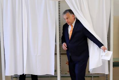 Viktor Orbán, primer ministro de Hungría, ejerce su derecho al voto en Budapest.