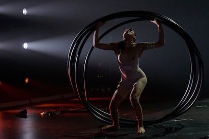 Un momento de la obra 'Tierras raras', de la coreógrafa Luz Arcas y su compañía La Phármaco, en los Teatros del Canal de Madrid.
