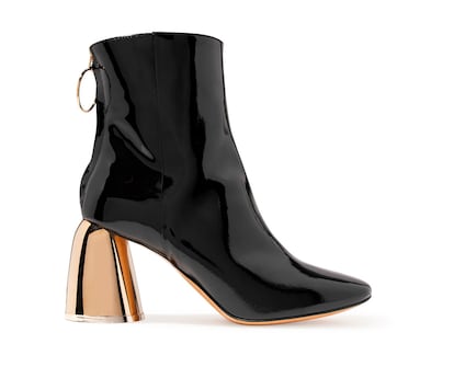 Botines de charol negro con tacón dorado de Ellery disponibles en net-a-porter.com (760 euros).