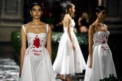 Modelos durante el desfile de Dior en el Colegio de San Ildefonso en Ciudad de México el 20 de mayo