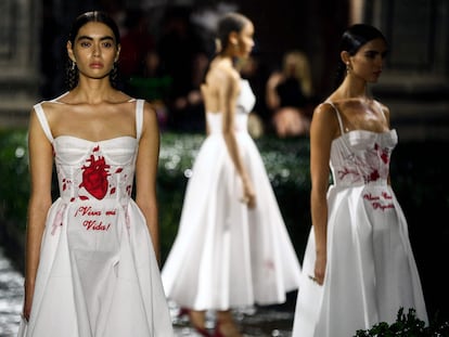 Modelos durante el desfile de Dior en el Colegio de San Ildefonso en Ciudad de México el 20 de mayo