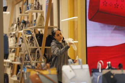 Una mujer trabajando en un comercio en Gran V&iacute;a, Madrid. 