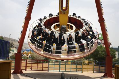 El orfanato de niñas Al-Rahma organiza una excursión al parque de atracciones Fun City, único lugar de ocio que admite mujeres. Las niñas viven en el orfanato hasta el matrimonio por estar prohibida la adopción. Yemen, abril de 2011.