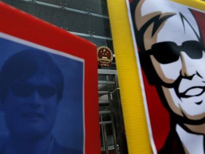 Dos im&aacute;genes de Chen Guangcheng en una manifestaci&oacute;n en Hong Kong.