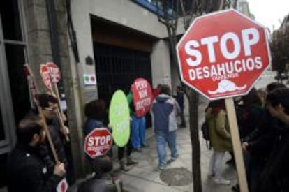 La plataforma Stop Desahucios de Ourense, durante un escrache. EFE/Archivo