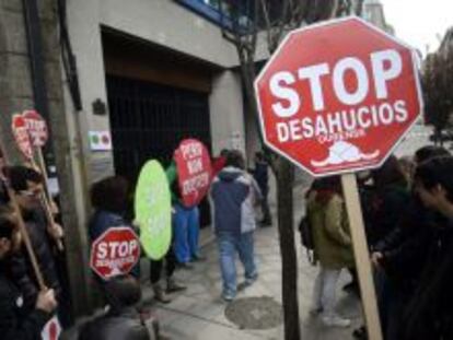 La plataforma Stop Desahucios de Ourense, durante un escrache. EFE/Archivo