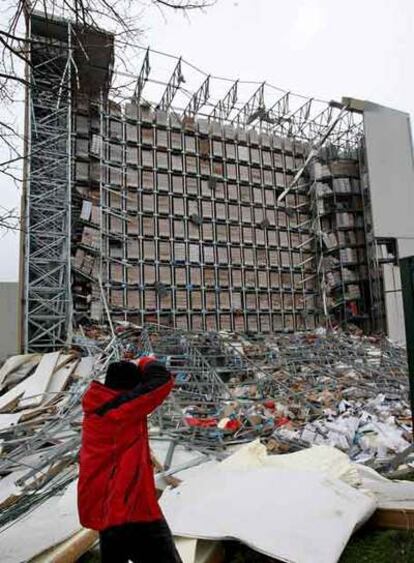 Un fotógrafo toma imágenes de un edificio destruido por el Kyrill en la ciudad alemana de Apolda.