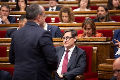 El presidente de la Generalitat, Salvador Illa, observa al líder del PP, Alejandro Fernández, en un pleno del Parlament. 