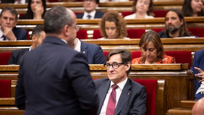 El presidente de la Generalitat, Salvador Illa, observa al líder del PP, Alejandro Fernández, en un pleno del Parlament.