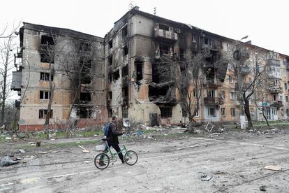 Un hombre pasa frente a un edificio bombardeado en Mariupol (Ucrania).