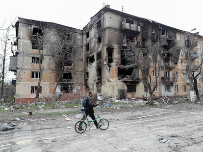 Un hombre pasa frente a un edificio bombardeado en Mariupol (Ucrania).