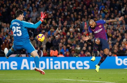 Arturo Vidal chuta el balón para marcar el quinto gol del Barcelona.