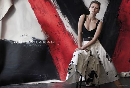 La modelo Andreea Diaconu posa para Peter Lindbergh (viejo coocido de la marca) en los nuevo de Donna Karan. Blanco, negro, rojo y gris son los colores protagonistas de unas imágenes que rinden homenaje a la ciudad de Nueva York.