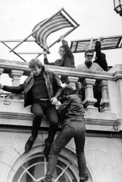 Social History People. pic: 18th May 1964. Brighton. Two "Rockers" flee from "Mods" who are about to hurl deck chairs at them during fighting at the seaside. By 1964 many of Britain's youth fell into 2 factions either the smartly dressed fashion consciou