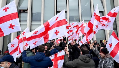 Un grupo de manifestantes protesta contra el Gobierno de Georgia y en apoyo al líder opositor Melia tras la dimisión del primer ministro, este jueves en Tbilisi.