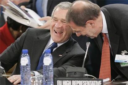 El presidente Bush bromea con el jefe de Exteriores de la UE, Javier Solana.