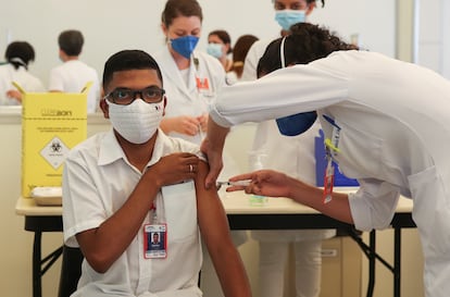 Profissional da saúde é vacinado contra a covid-19 no Hospital das Clínicas de São Paulo no dia 18 de janeiro.