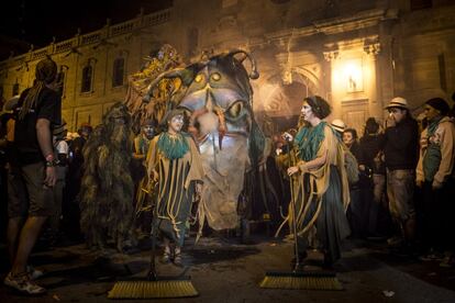 La salida de las brujas y de los diables desde el portal de la Universidad marca el inicio de las celebraciones nocturnas del sábado.