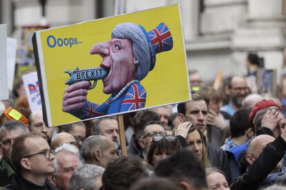 Cartel satírico con la imagen de la primera ministra británica, Theresa May, durante la marcha contra la salida del Reino Unido de la UE.