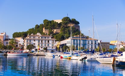 El puerto y el castillo de la ciudad alicantina de Dénia.