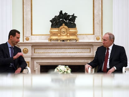 El presidente ruso, Vladímir Putin, conversa con su homólogo sirio, Bachar el Asad, este miércoles en Moscú.
