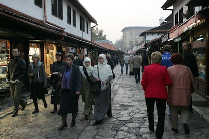 Unas jóvenes musulmanas pasean entre tiendas en una calle de Barsarsija, antiguo barrio turco de Sarajevo.