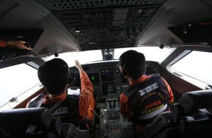 Pilotos guardacostas japoneses buscan el avión desaparecido.