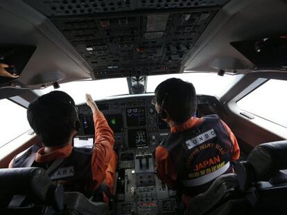 Pilotos guardacostas japoneses buscan el avi&oacute;n desaparecido.