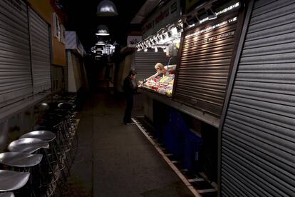 Puestos cerrados en el mercado de La Boquería de Barcelona.