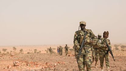 Patrulla de militares en Burkina Faso, en febrero de 2019.