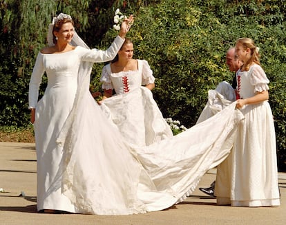 El diseñador firmó el vestido de novia de la infanta Cristina para su boda con Iñaki Urdangarin, celebrada en Barcelona en octubre de 1997.