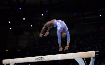 La gimnasta ha clavado todos sus mortales y solo se ha permitido un saltito en la salida.