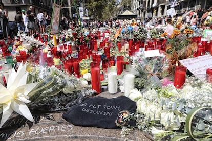 Una camiseta de la brigada m&oacute;vil de los Mossos d&#039;Esquadra, entre las ofrendas a las v&iacute;ctimas del atentado de la Rambla. 