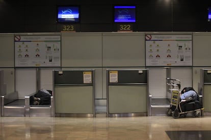 Pasajeros dormitan en el aeropuerto de Barajas. Los servicios mínimos garantiza el 40% de los vuelos internacionales fuera de Europa, el 20% de las conexiones europeas, el 50% de los vuelos entre la Península y Baleares, y el 10% de las interpeninsulares.