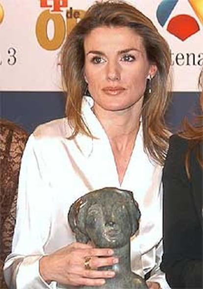 La periodista recibe el premio TP de manos de Javier González Ferrari, en el año 2001, como mejor periodista menor de 30 años.